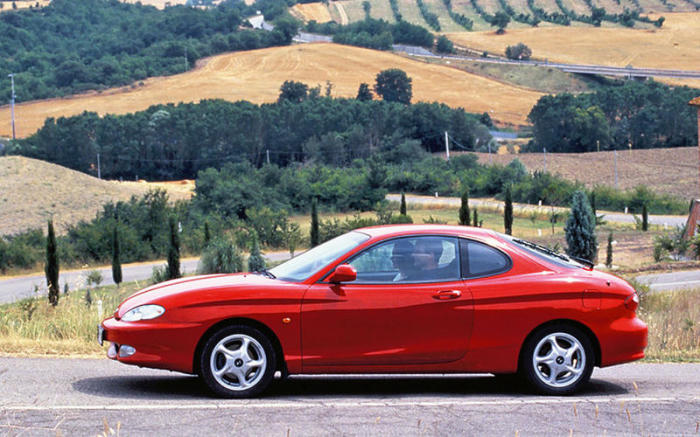 Hyundai Coupe первого поколения оснащались 4-цилиндровыми двигателями объемом 1,5 л  и 2,0 л. | Фото: autocar.co.uk.