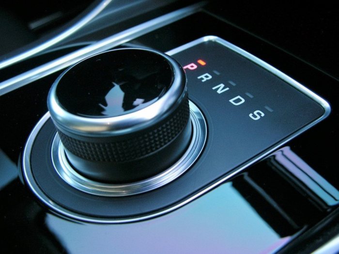 Переключатель передач на Jaguar XE. | Фото: cheatsheet.com.