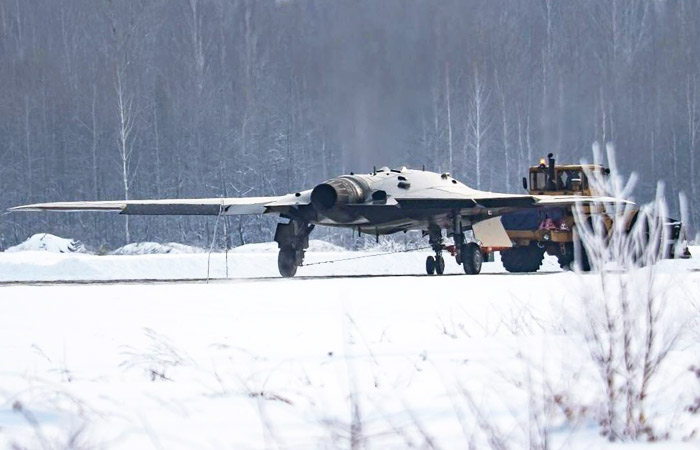 На данный момент на БПЛА С-70 «Охотник» стоят двигатели от самолета Су-57. | Фото: interfax.ru.