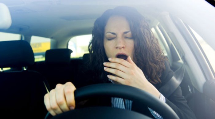 Сонный водитель – это большая опасность на дороге, и инспектор ГИБДД такого обязательно остановит, если только увидит. | Фото: belta.by.