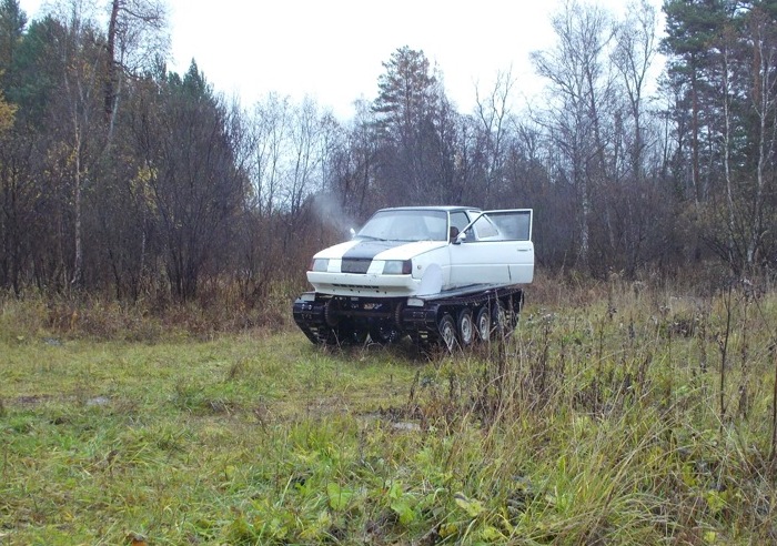 Автомобиль-вездеход на травяной лужайке. | Фото: autocentre.ua.