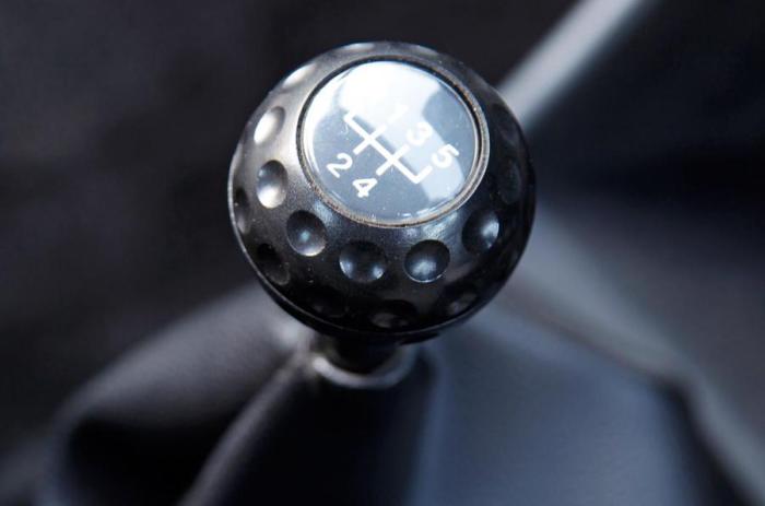«Мячик для гольфа» на рычаге коробки передач Volkswagen Golf.