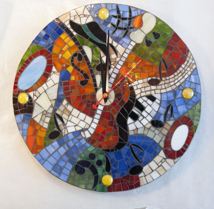 Часы с плиточной мозаикой - простой, но функциональный декор.