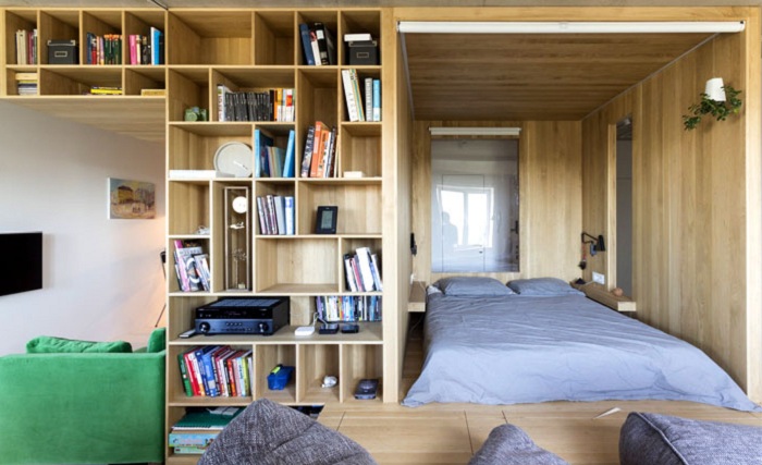 Оригинальный интерьер спальни с нестандартными архитектурными решениями.