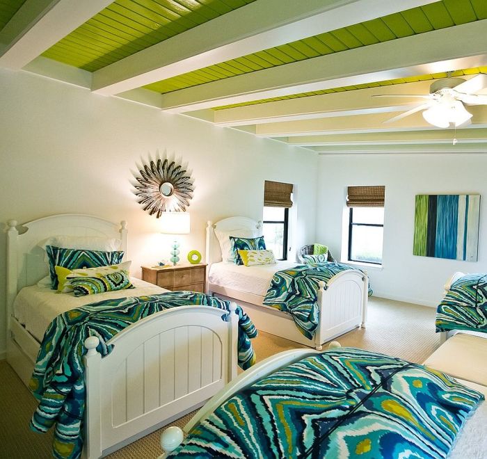 Цветной потолок с зелеными балками. 