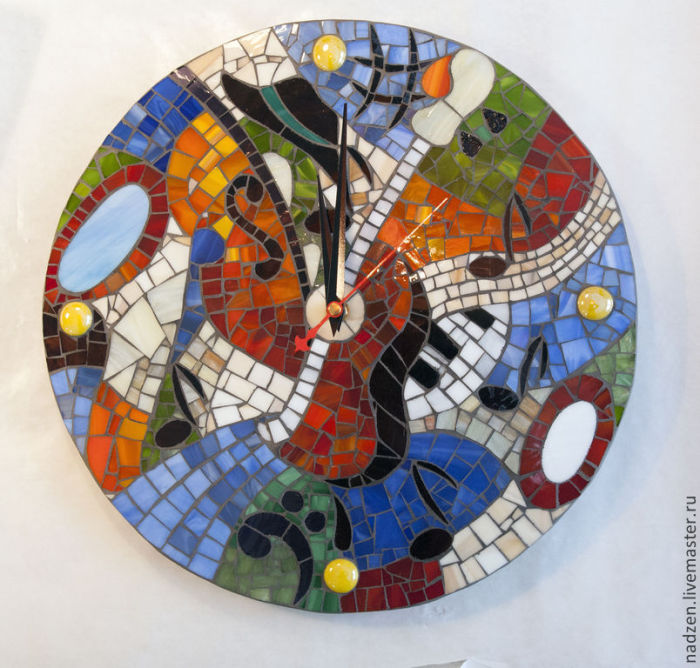 Часы с плиточной мозаикой
