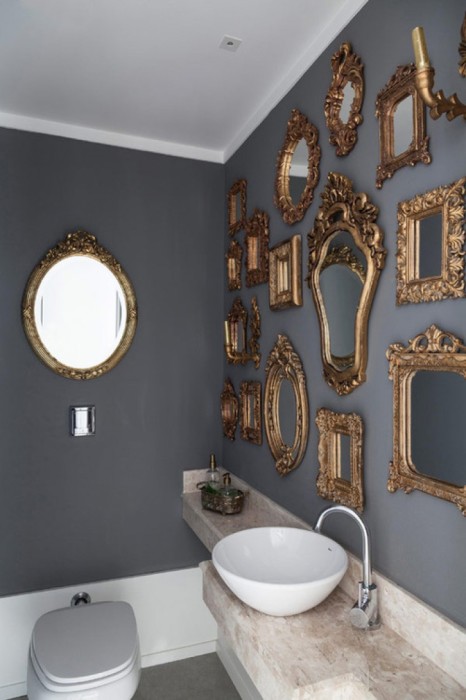 Интерьер, декорированный множеством зеркал. 