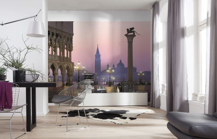 Фотообои с реалистичным изображением - отличное решение для интерьера узкой комнаты.