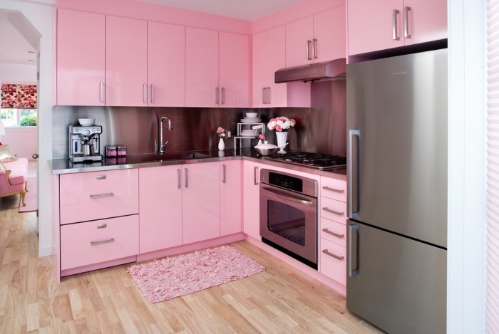 Серо-розовая кухня. 