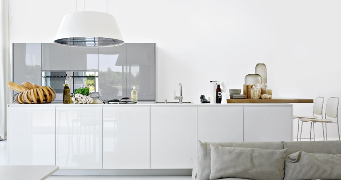Белая кухня - вариант для всех интерьерных стилей. 