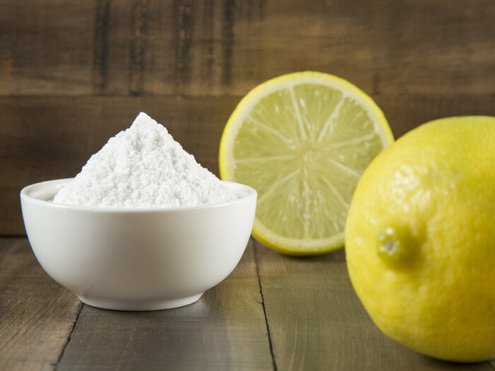 Соль и лимонная кислота добавляются в перекись. /Фото: polsov.com.