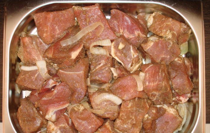 Готовим куски мяса. /Фото: yandex.com.