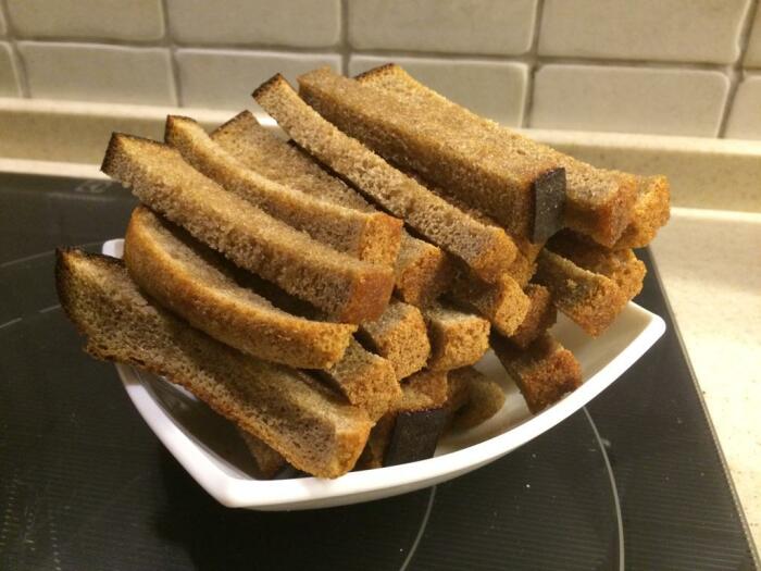 Почти весь хлеб был представлен сухариками. /Фото: Twitter.