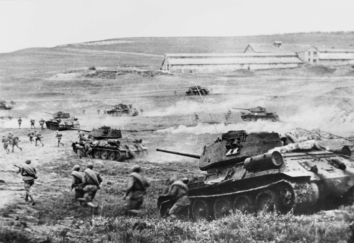 Т-34-85 во время прорыва. /Фото: regnum.ru.