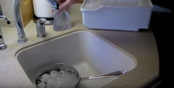 Ставим в раковину и льем воду. /Фото: youtube.com.