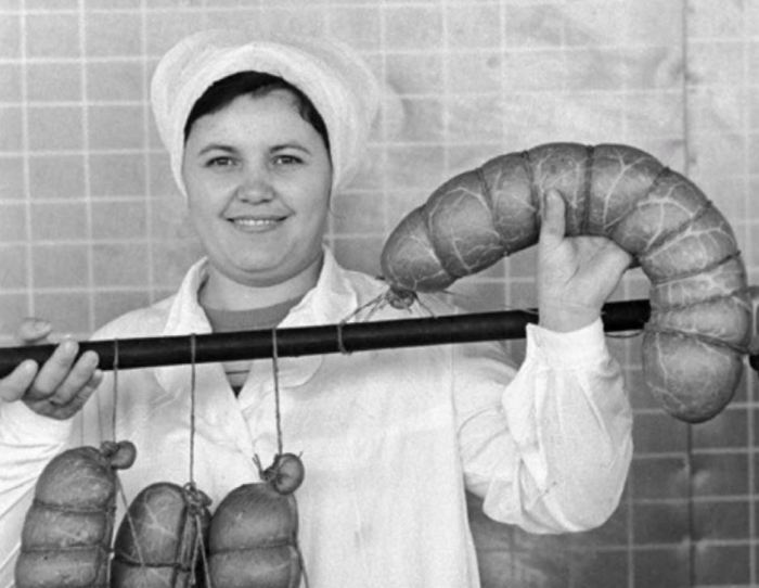 После Второй мировой войны на колбасе начали экономить, качество продукта стало стремительно падать. /Фото: yandex.uz.