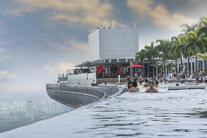 Бассейн отеля Marina Bay Sands с урбанистическим пейзажем.