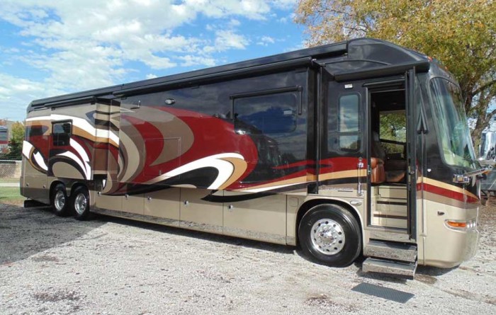 За основу Entegra Coach Cornerstone 45DLQ традиционно взяли автобус.