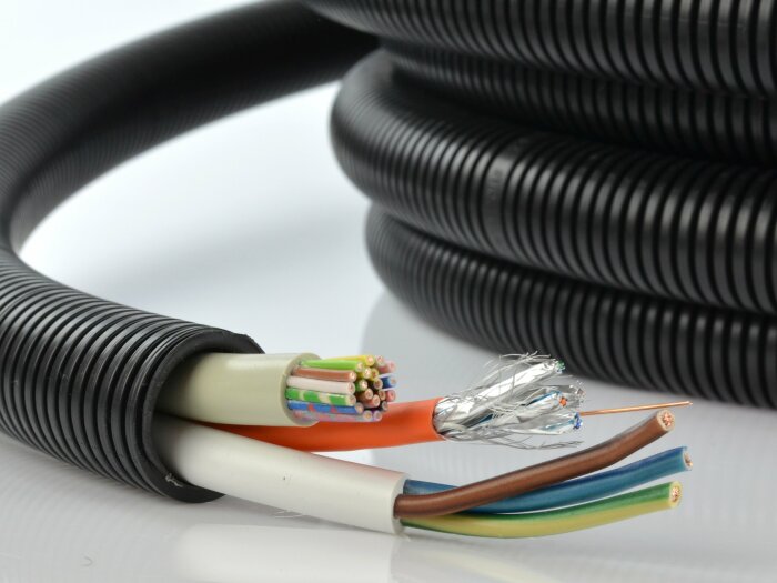 Гофрированные трубки и шланги могут защитить провода. /Фото: allegro.pl.