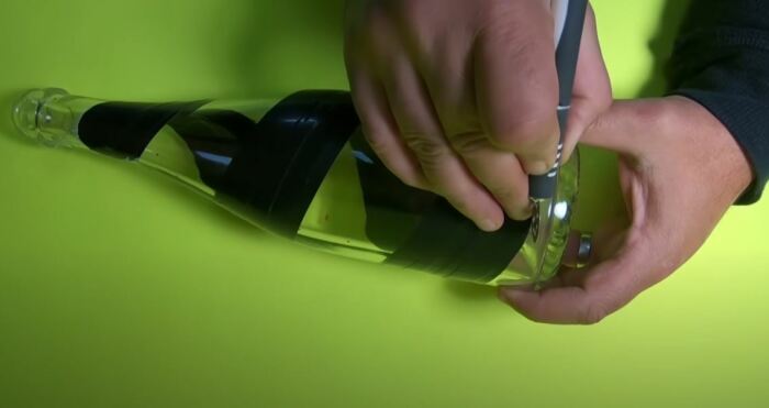 Как красиво разрезать стеклянную бутылку по спирали