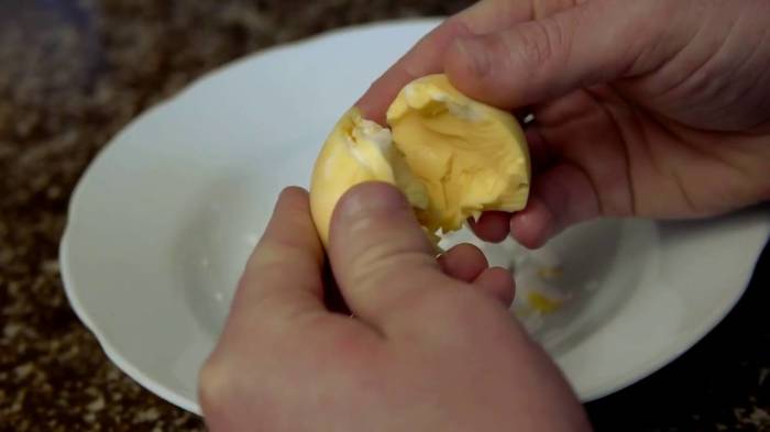 Яйца нужно предварительно взбить. /Фото: youtube.com.