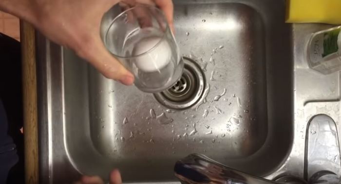 Наливаем воду стакан и кладем яйцо. /Фото: youtube.com.