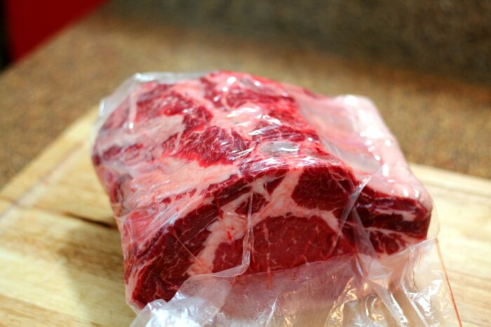 Кладем мясо в пакет и заворачиваем в полотенце. /Фото: umaidry.com.