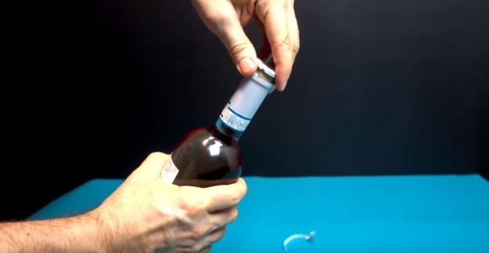 Зрелищный способ открытия винной бутылки при помощи зажигалки