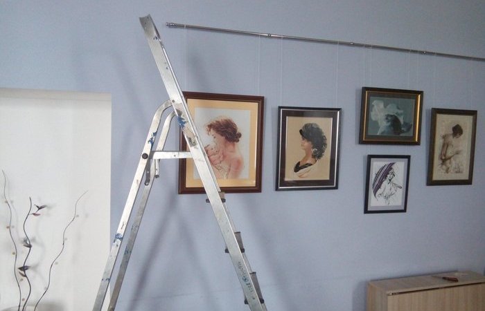 Никаких дыр: 5 способов, как повесить картину на стену без сверления