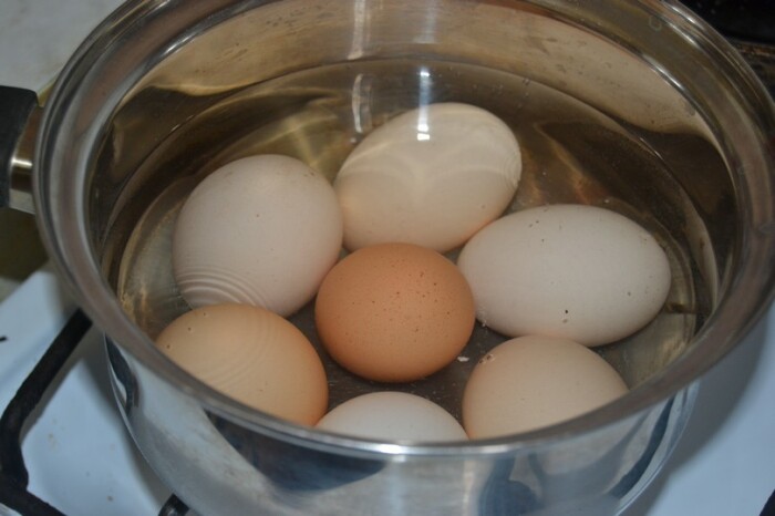 Яйца кладутся в холодную воду. /Фото: pipla.ru.