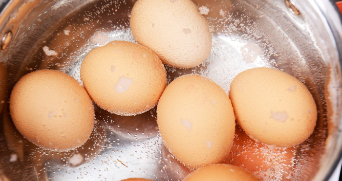 Яйца вариться 5 минут. /Фото: boombate.com.