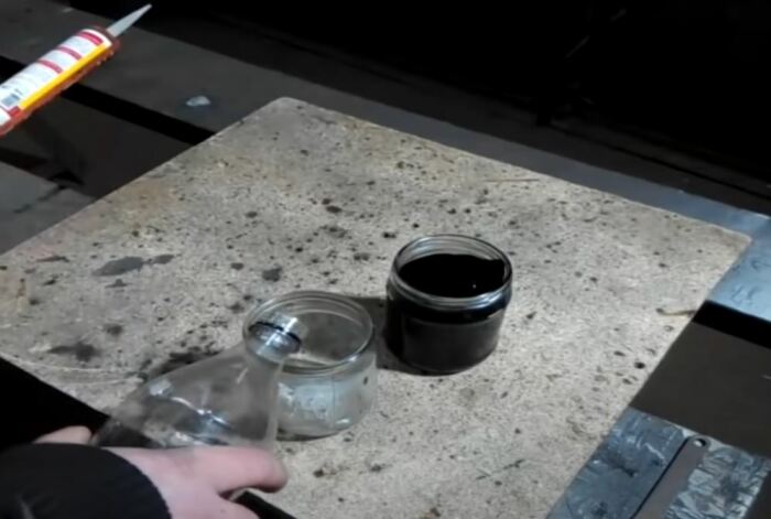 Сначала греем битум и разводим силикон. /Фото: youtube.com.