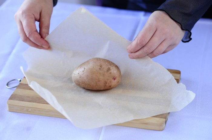 Заворачиваем картошку в бумагу. /Фото: smachno.ua.