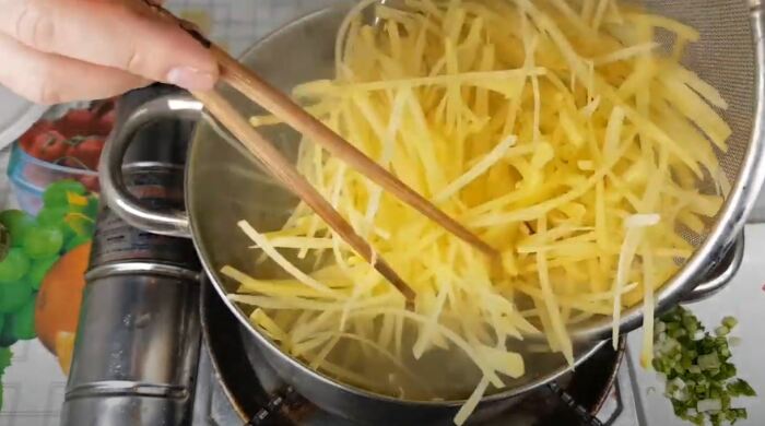 Картофельная соломка по-китайски: блюдо для тех, кому надоело пюре и жареная картошка