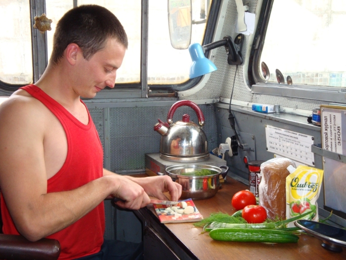 Берут с собой и посуду. /Фото: train-photo.ru.