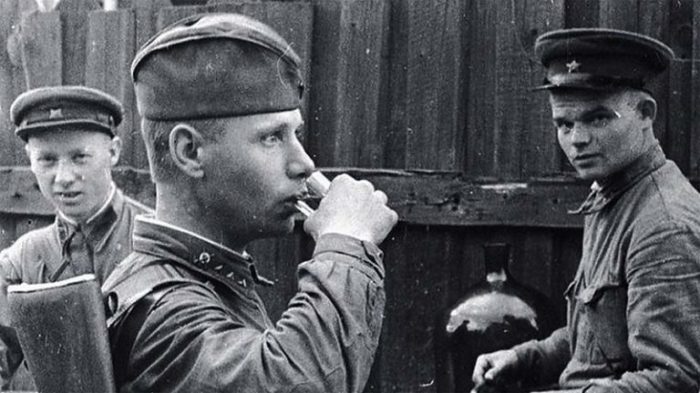 Выдачу спиртного возобновились в 1941 году. /Фото: lifeglobus.ru.