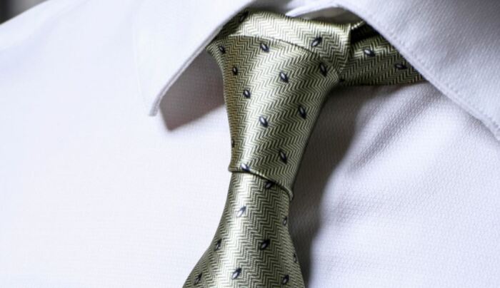 Пуговица с обратной стороны нужна для галстука. /Фото: dtc-sun.ru.