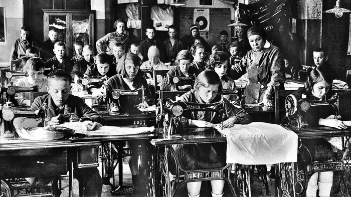 В трудовых школах детей учили не только грамоте, но и специальности. /Фото: libmir.com.