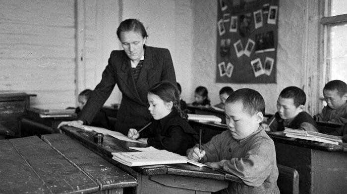 Более-менее привычная современному человеку школа появилась в 1932 году. /Фото: vatnikstan.ru.