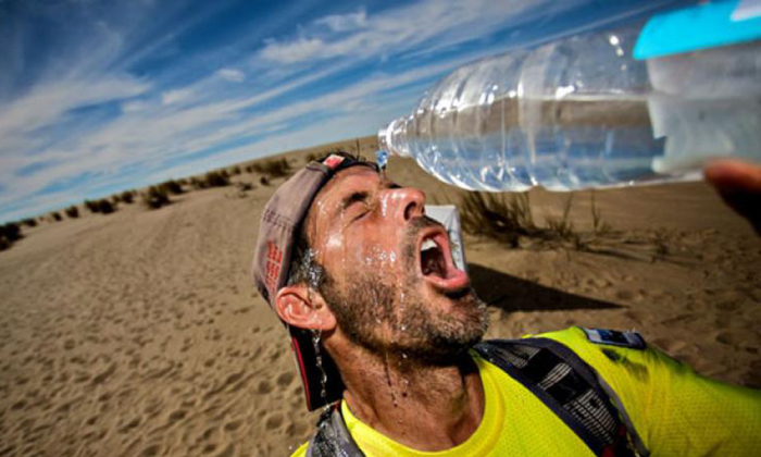 Людям у кого проблемы с сердцем лучше пить просто воду. /Фото: runnersworldtr.com.