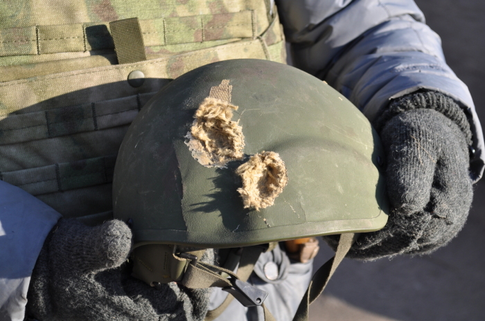 Кевларовый шлем сильнее страдает, но лучше защищает. /Фото: m.glavnoe.ua.