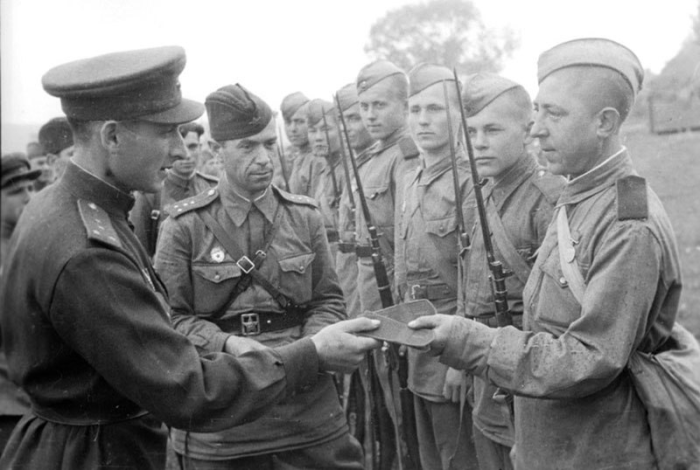 Вернули погоны солдатам и офицерам в 1943 году. /Фото: Twitter.