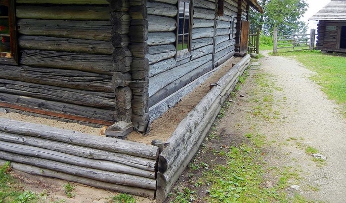 Другое дело хаты с деревянным полом и завалинком. /Фото: sovetclub.ru.
