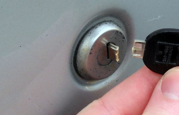 Сломался ключ в замке двери авто — решение проблемы