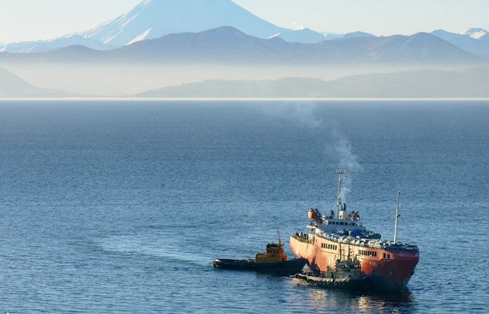 Почему маршрут большинства судов из Китая в США проходит вдоль Камчатки, а не напрямик