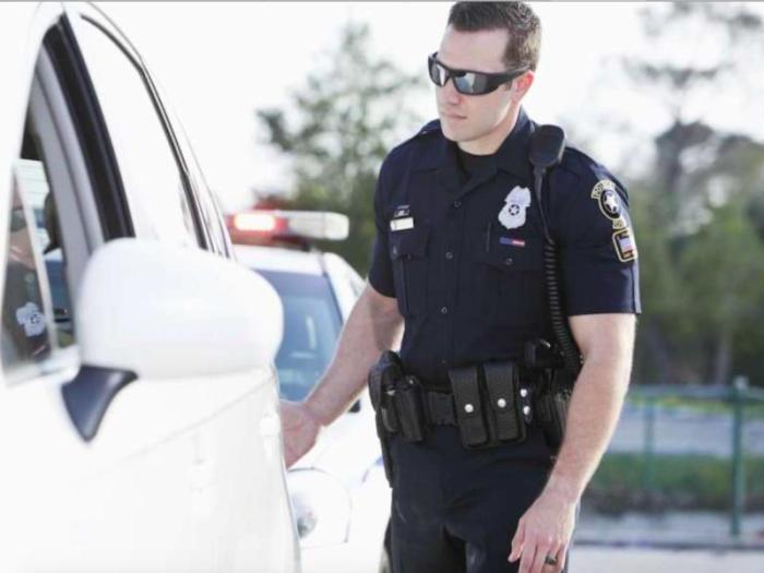 Зачем полицейские трогают багажник машины американские