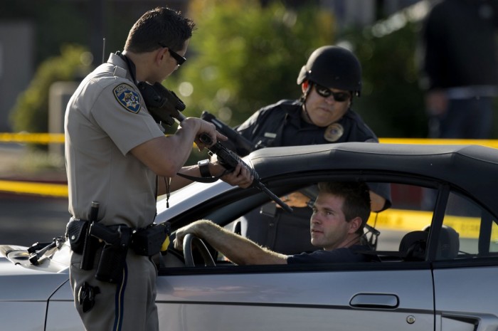 Зачем полицейские трогают багажник машины американские