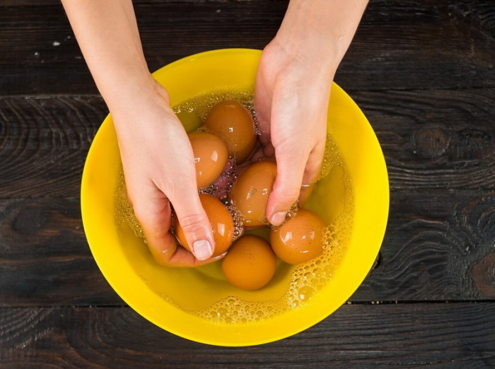 Помыть яйца в соде. /Фото: lifehacker.ru.