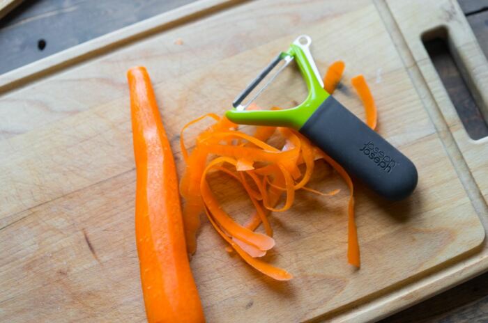 Сначала морковка чистится. /Фото: ya.ru.