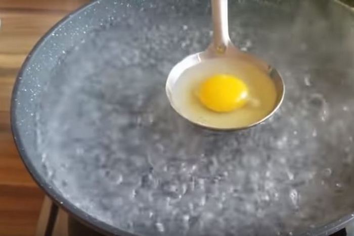 Наливаем яйцо. /Фото: youtube.com.